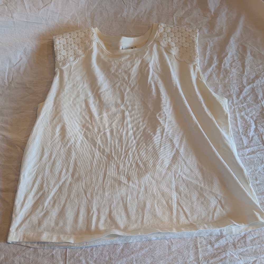 2/20$ Elegant White Lace Tank Top